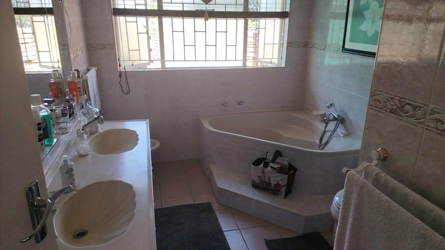 5 Bedroom Property for Sale in Flamwood North West